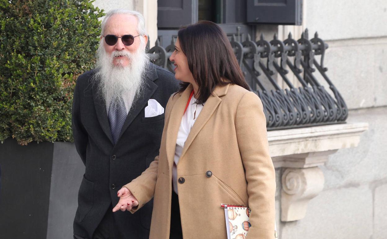 Agustín Zamarrón junto con la también diputada socialista por Burgos Esther Peña