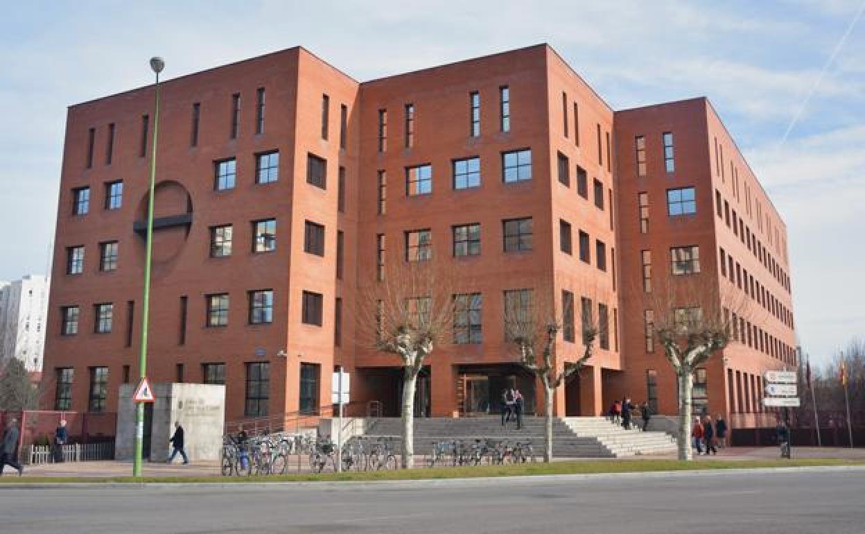 Edificio Junta de Castilla y León en la plaza de Bilbao. 