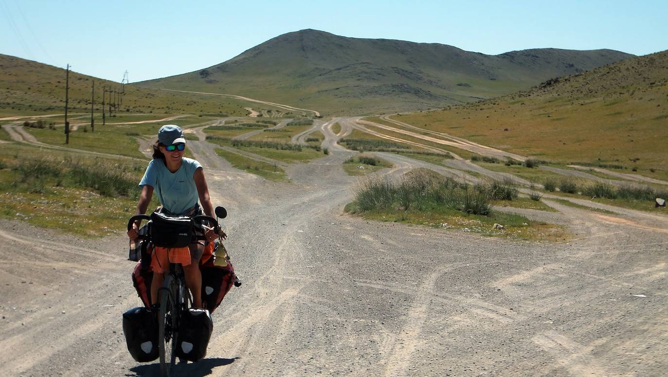 Alba Moreno, de Salas de los Infantes, junto con su pareja han viajado de Francia a Tailandia en bicicleta en un recorrido lento que les ha permitido demostrar que es posible viajar respetando a la población local, la naturaleza y la cultura de los países. 