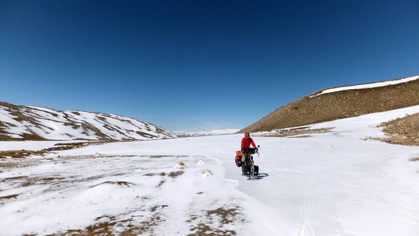 Alba Moreno, de Salas de los Infantes, junto con su pareja han viajado de Francia a Tailandia en bicicleta en un recorrido lento que les ha permitido demostrar que es posible viajar respetando a la población local, la naturaleza y la cultura de los países. 