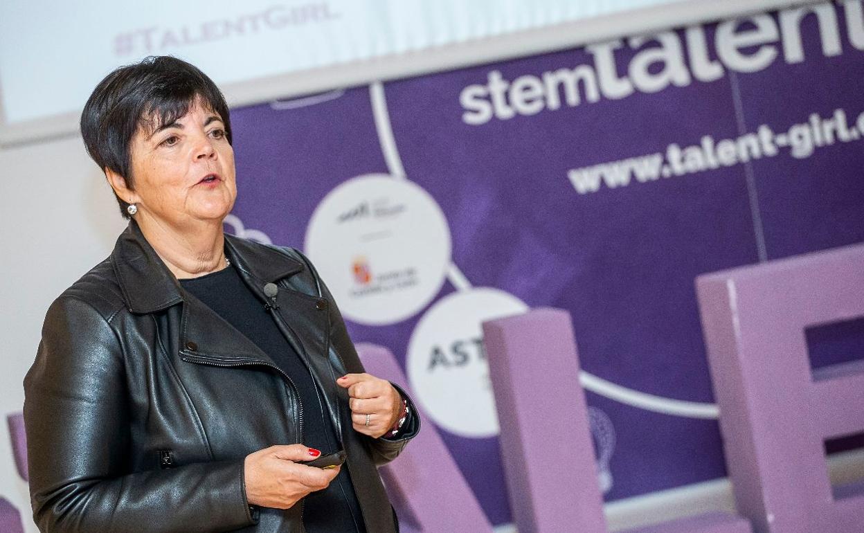 La catedrática de la Universidad de Vigo Carmen García imparte la tercera 'masterclass' del proyecto STEM Talent Girl en Burgos. 