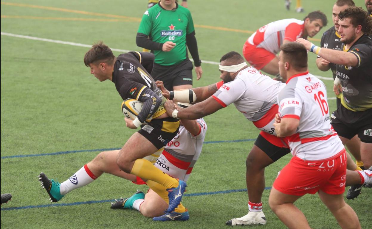 Una jugada del encuentro. 