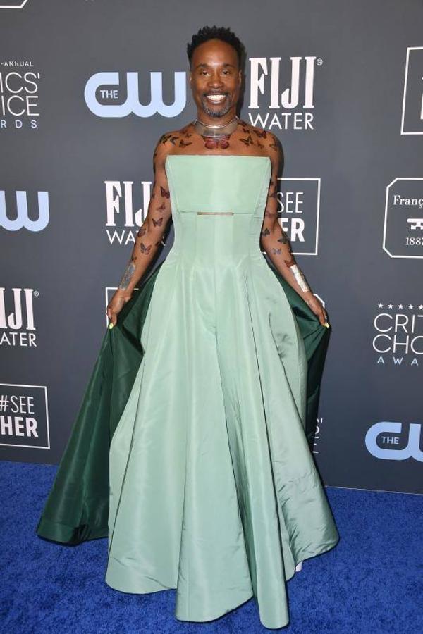 Billy Porter muestra su vestido. 