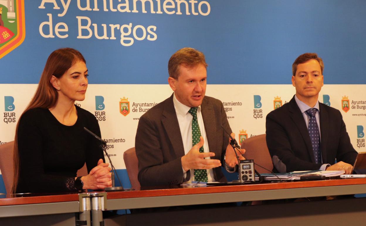 Javier Lacalle junto con los concejales Carolina Álvarez y César Barriada