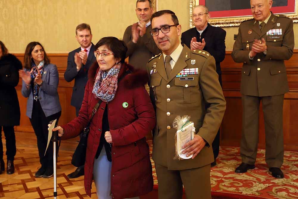 Fotos: Entrega de los donativos del Belén de la Catedral