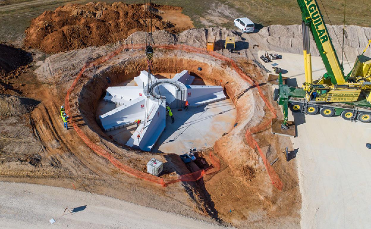 Instalación de la primera cimentación cien por cien prefabricada en España en el parque eólico de Los Llanos. 