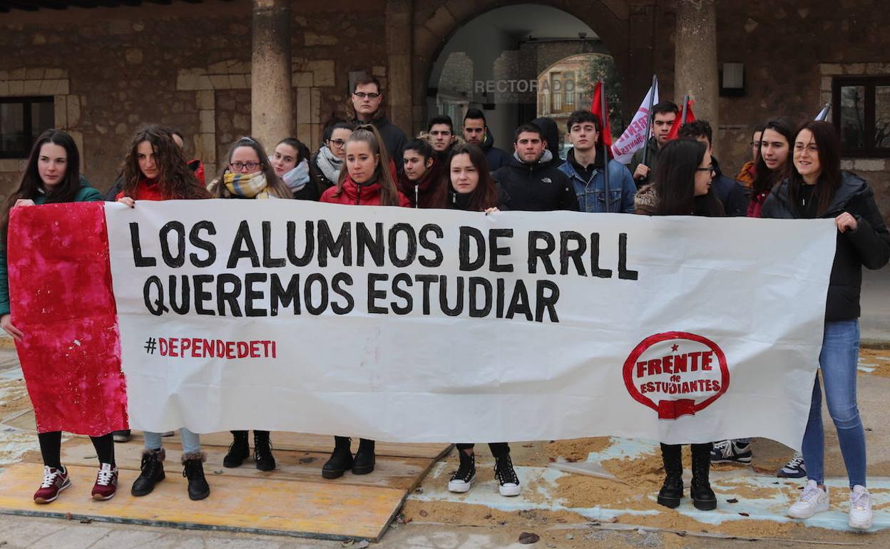 Manifestación de los alumnos de Relaciones Laborales en la puerta de la UBU.