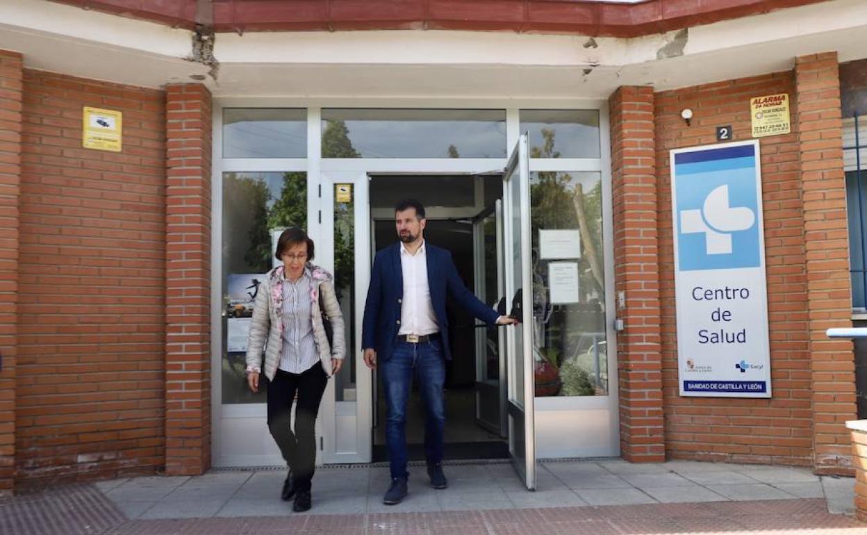 Luis Tudanca, secretario general del PSOE en Castilla y León, en una visita al centro de salud de Roa. 