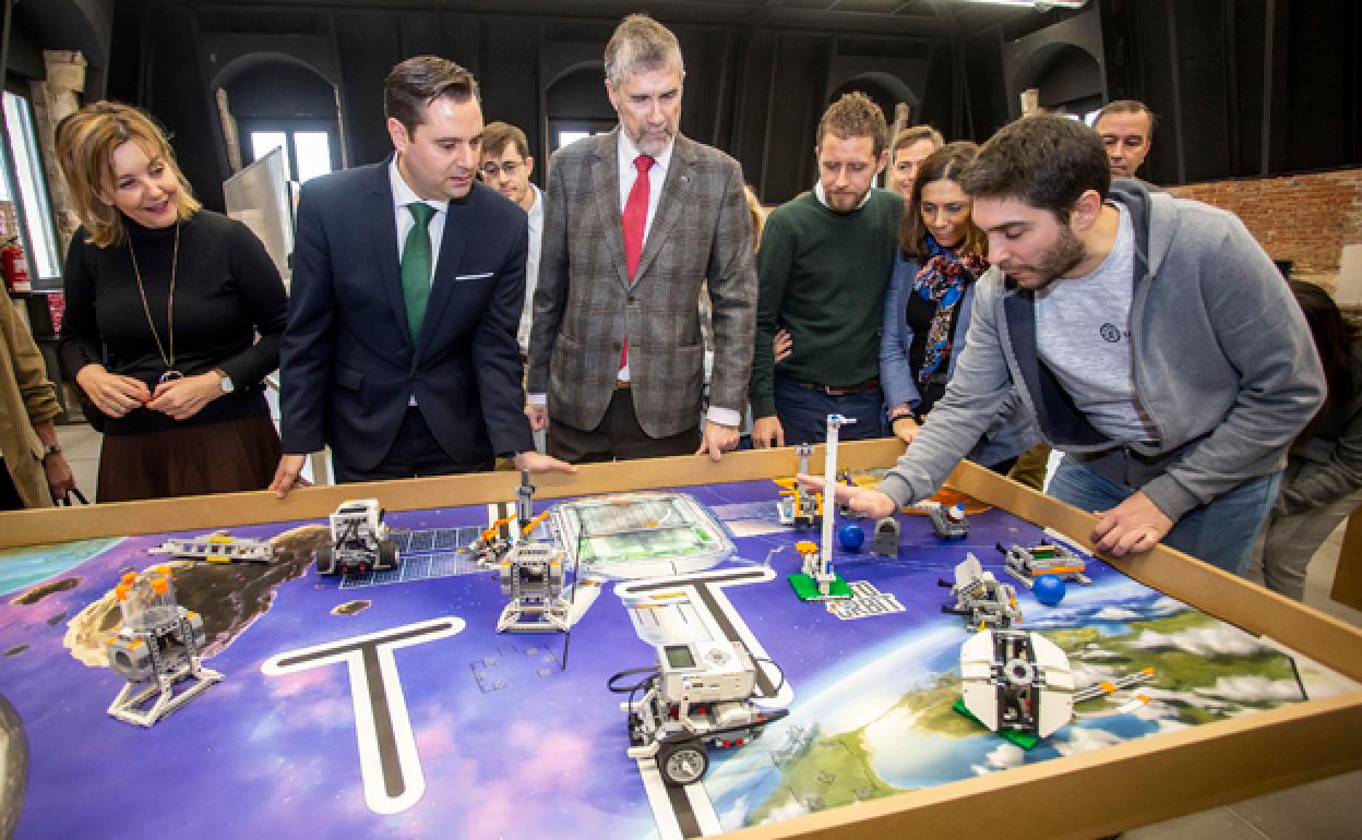 El alcalde Daniel de la Rosa y el rector Manuel Pérez Mateos sigue atentos el desarrollo de un proyecto en 'La Estación'.