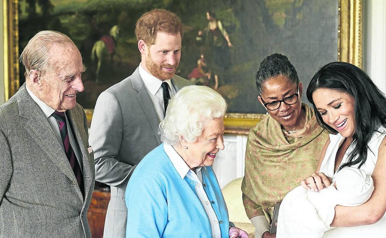 Isabel II y su marido, el pasado mayo, conocen al hijo de Harry y Meghan, que posa junto a su madre. 