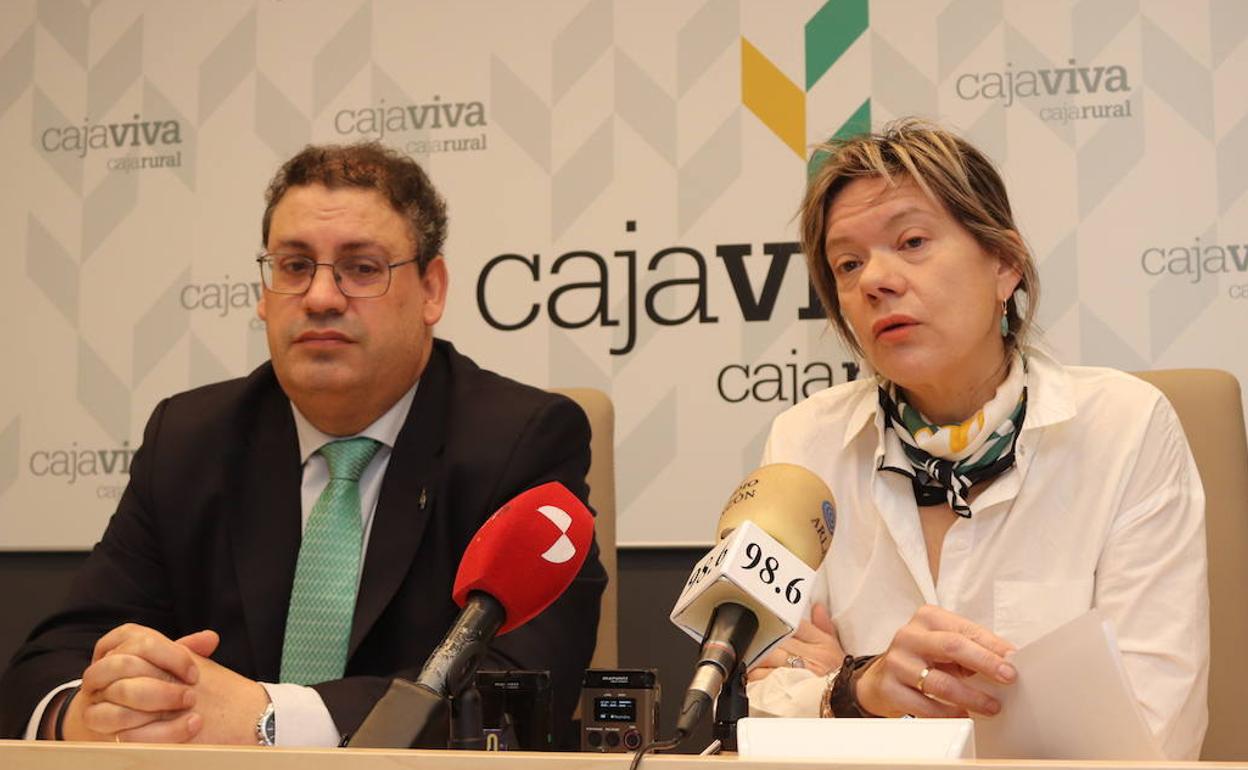 Germán Martínez, director gerente de Fundación Caja Rural y Mercedes Rodríguez, reponsable de comunicación de Cajaviva Caja Rural