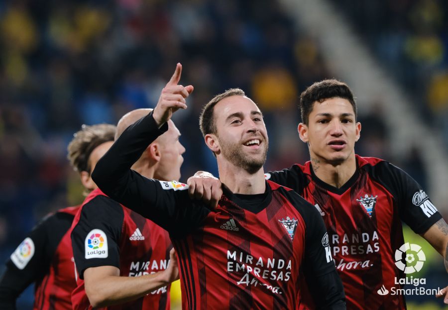 El Mirandés empató a tres en su visita al Cádiz en un final trepidante, con dos goles en el tiempo añadido del equipo burgalés. 