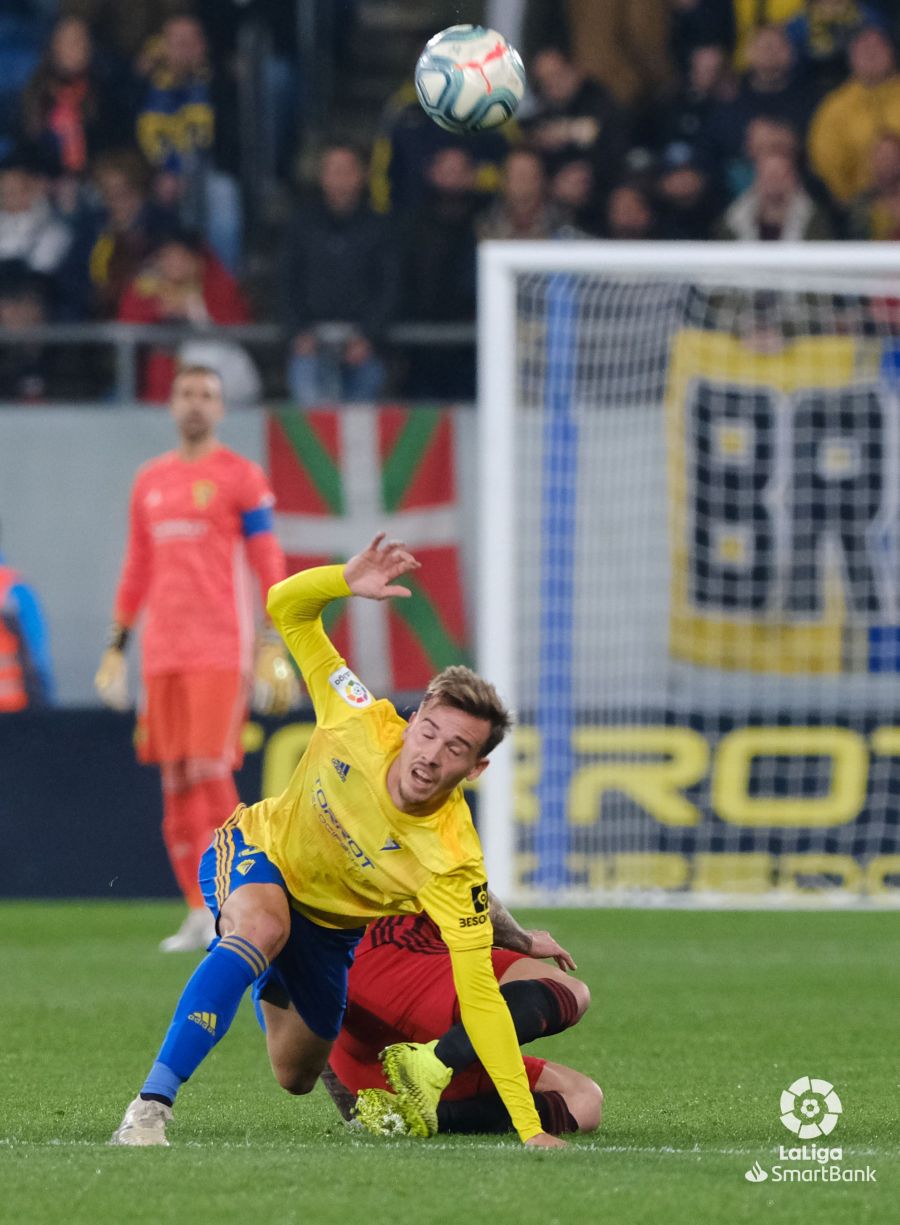 El Mirandés empató a tres en su visita al Cádiz en un final trepidante, con dos goles en el tiempo añadido del equipo burgalés. 