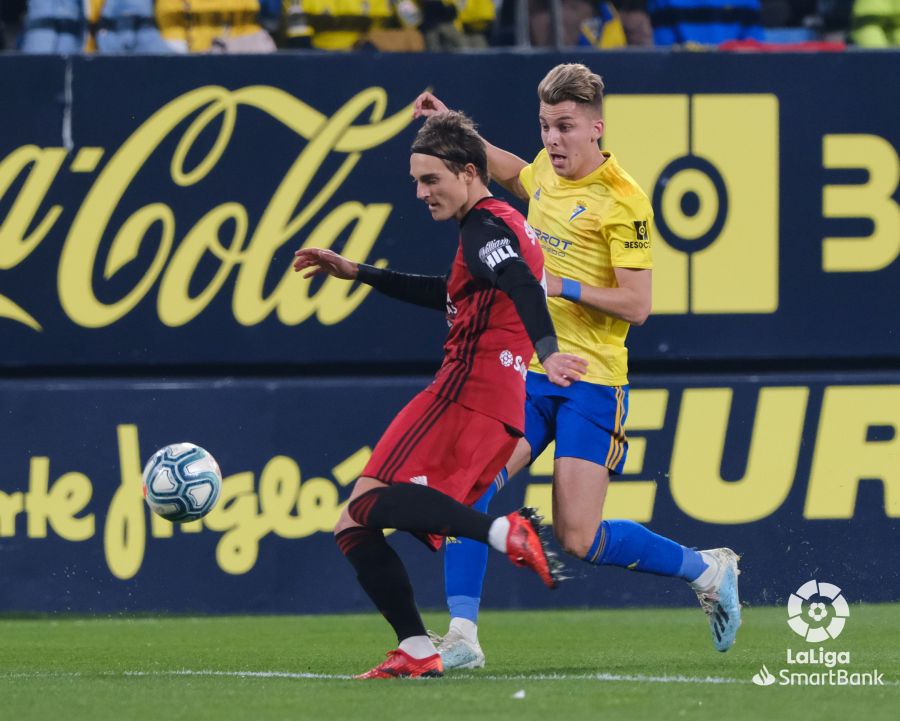 El Mirandés empató a tres en su visita al Cádiz en un final trepidante, con dos goles en el tiempo añadido del equipo burgalés. 