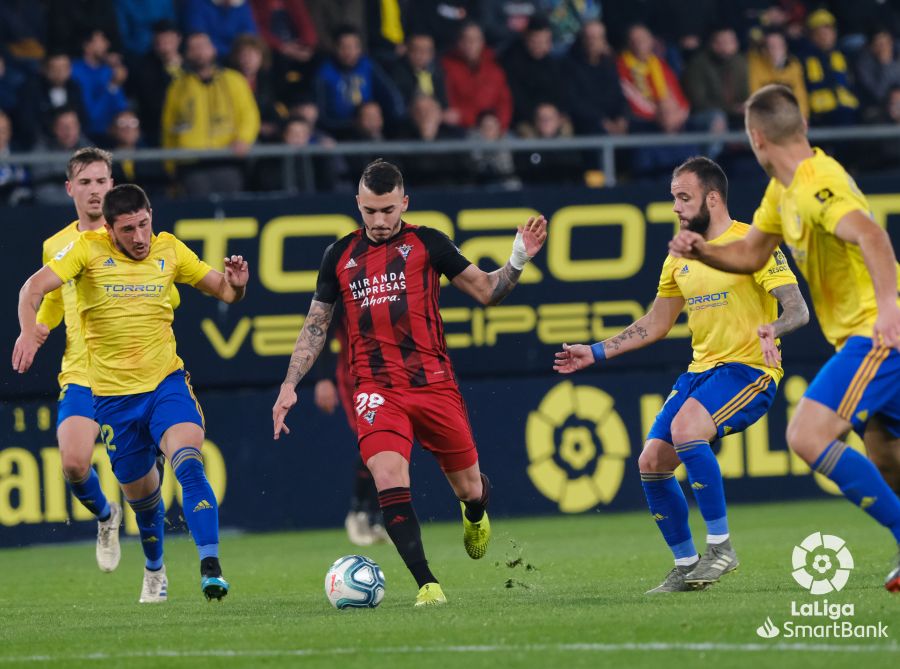 El Mirandés empató a tres en su visita al Cádiz en un final trepidante, con dos goles en el tiempo añadido del equipo burgalés. 