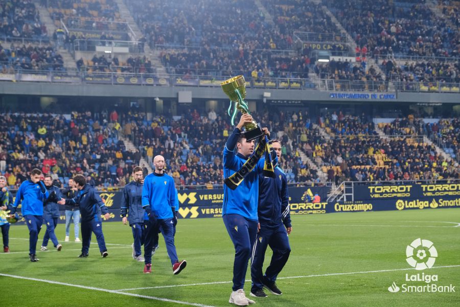 El Mirandés empató a tres en su visita al Cádiz en un final trepidante, con dos goles en el tiempo añadido del equipo burgalés. 