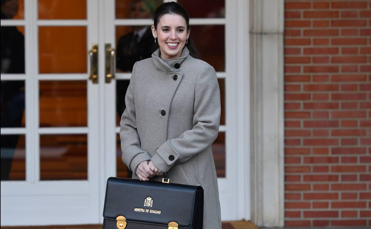 Irene Monterio, con su cartera de ministra de Igualdad.