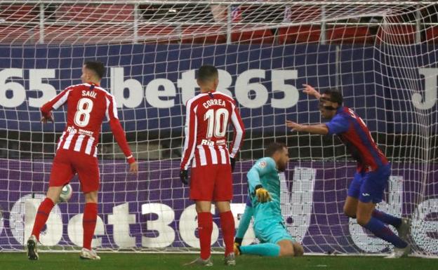 Esteban Burgos celebra el gol que le marcó al Atlético. 