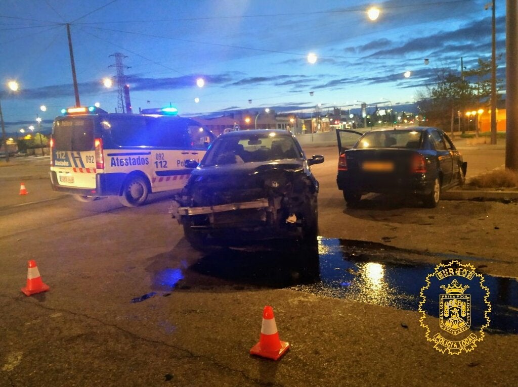 En el accidente de la rotonda del peregrino también se ha denunciado a un conductor por circular con el permiso retirado