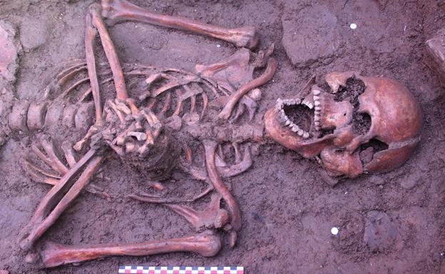 Esqueleto humano encontrado en la excavaciones. 