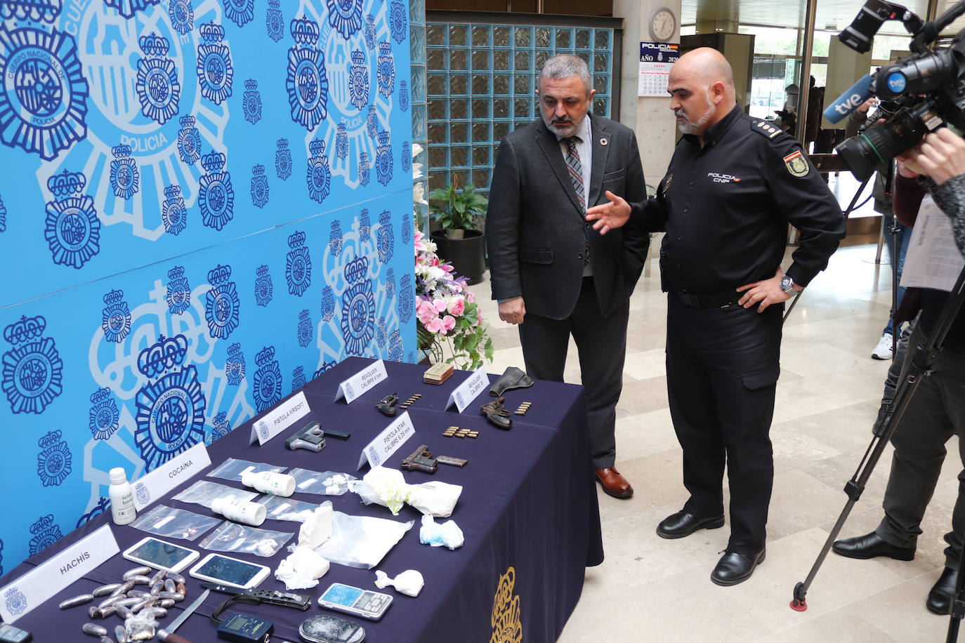 Cuatro armas cortas, cartuchos, 400 gramos de cocaína, 22 bellotas de hachis y cinco vehículos es todo los requisado por los agentes.