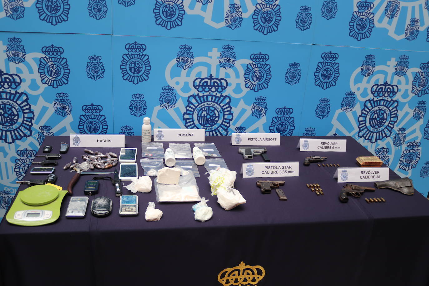 Cuatro armas cortas, cartuchos, 400 gramos de cocaína, 22 bellotas de hachis y cinco vehículos es todo los requisado por los agentes.