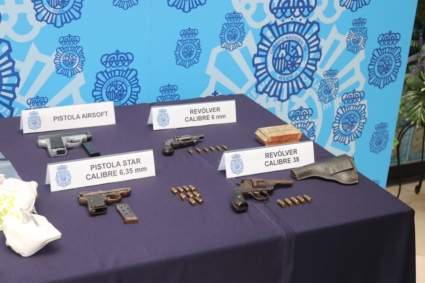 Cuatro armas cortas, cartuchos, 400 gramos de cocaína, 22 bellotas de hachis y cinco vehículos es todo los requisado por los agentes.