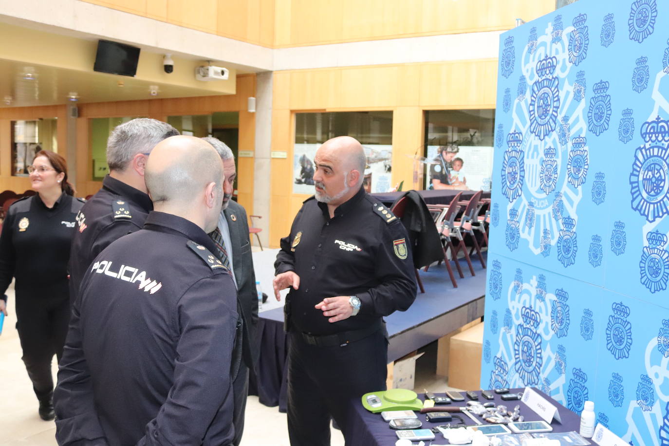 Cuatro armas cortas, cartuchos, 400 gramos de cocaína, 22 bellotas de hachis y cinco vehículos es todo los requisado por los agentes.