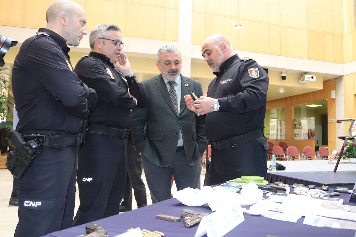 Cuatro armas cortas, cartuchos, 400 gramos de cocaína, 22 bellotas de hachis y cinco vehículos es todo los requisado por los agentes.