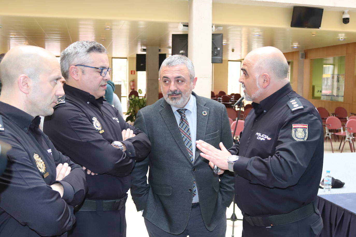 Cuatro armas cortas, cartuchos, 400 gramos de cocaína, 22 bellotas de hachis y cinco vehículos es todo los requisado por los agentes.
