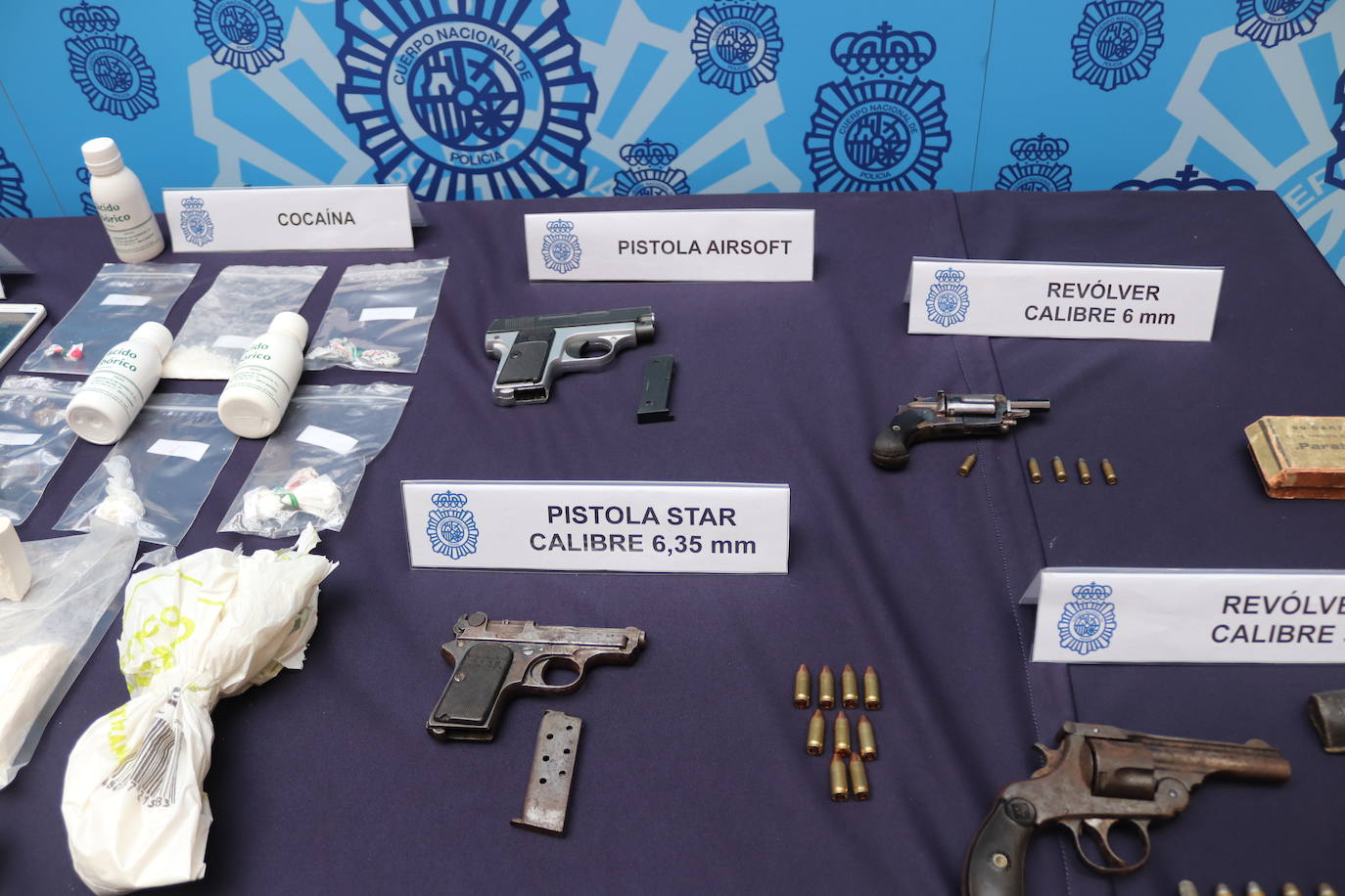 Cuatro armas cortas, cartuchos, 400 gramos de cocaína, 22 bellotas de hachis y cinco vehículos es todo los requisado por los agentes.