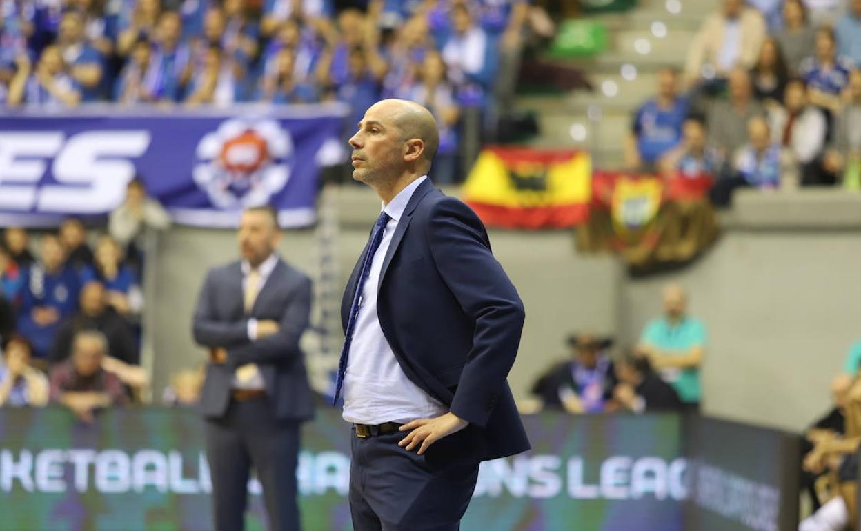 Imagen del entrenador de San Pablo Burgos, Joan Peñarroya, durante el partido