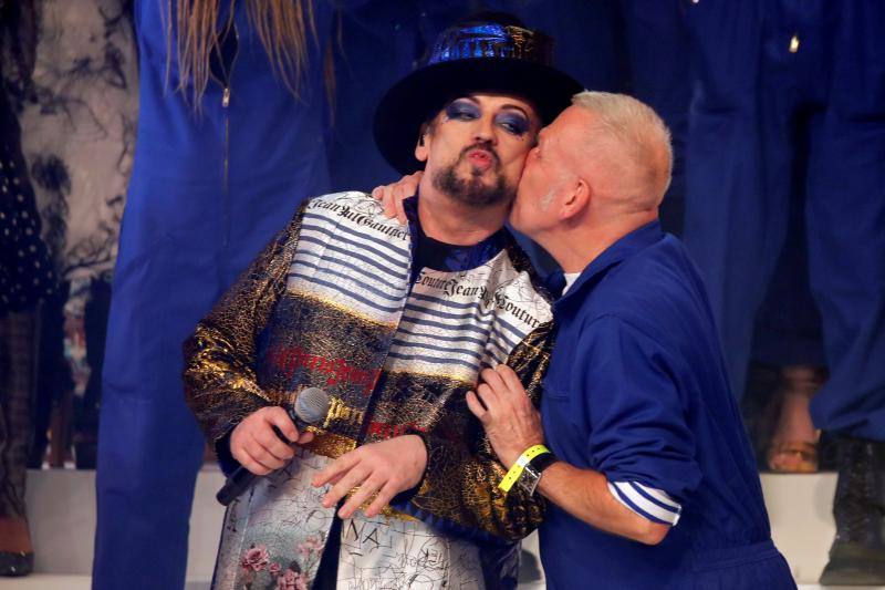 Gaultier agradece a Boy George su actuación durante el espectáculo. 