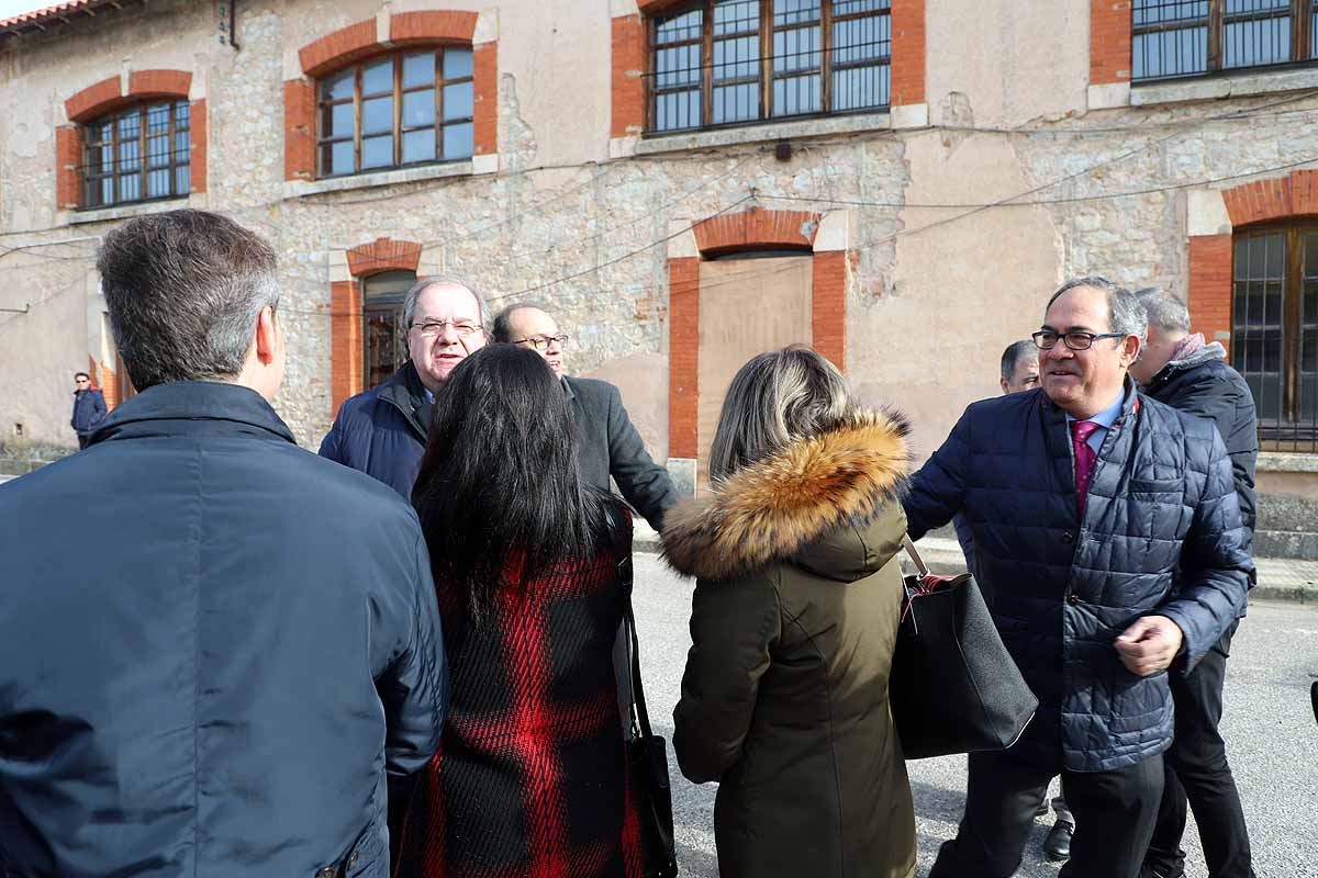 Durante la inauguración oficial se ha plantado un olivo a la puerta del centro. 