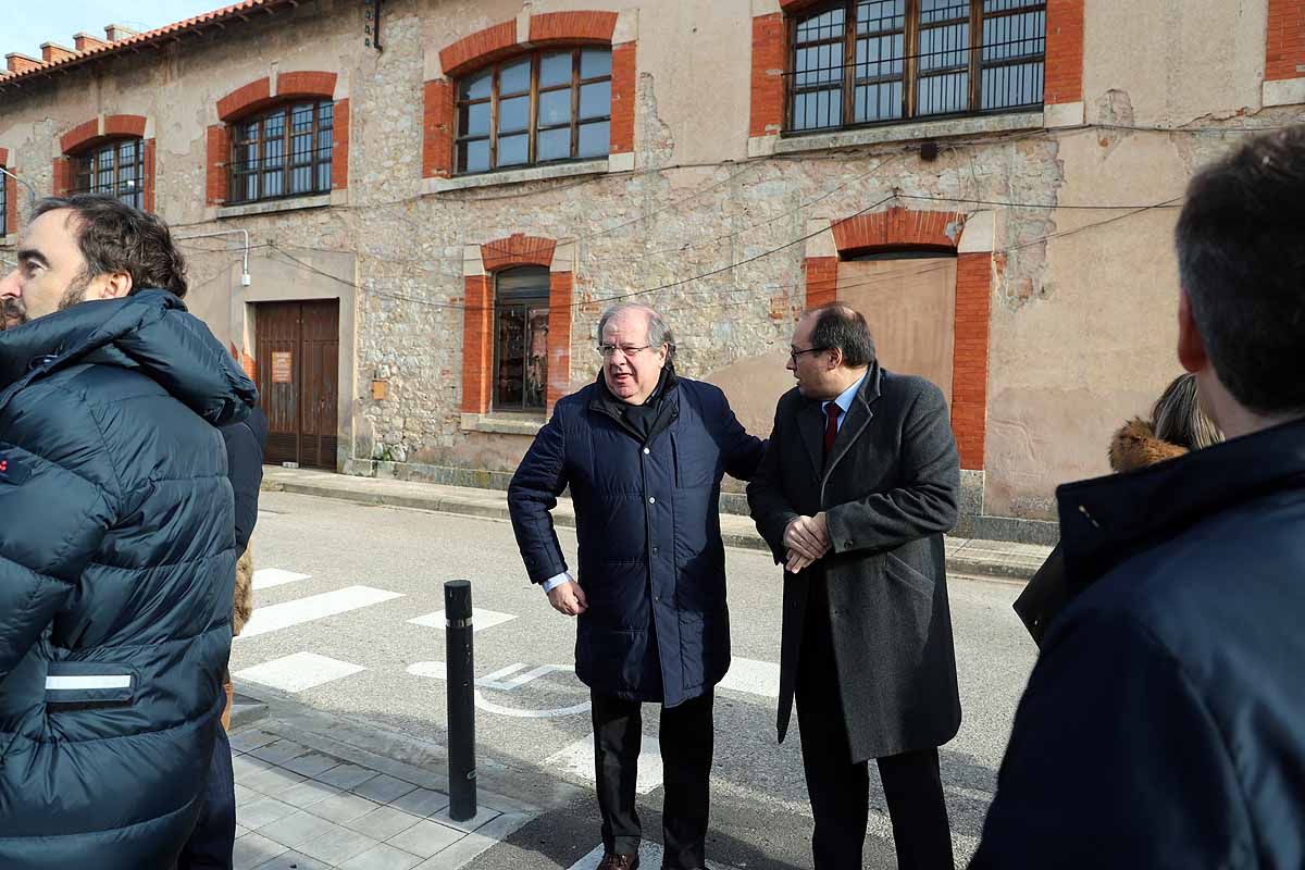 Durante la inauguración oficial se ha plantado un olivo a la puerta del centro. 