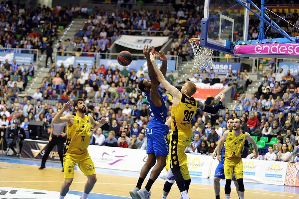 Los canarios dominaron todo el encuentro en El Coliseum.