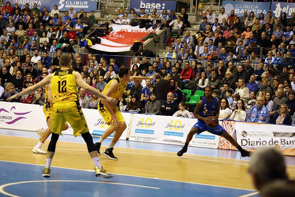 Los canarios dominaron todo el encuentro en El Coliseum.