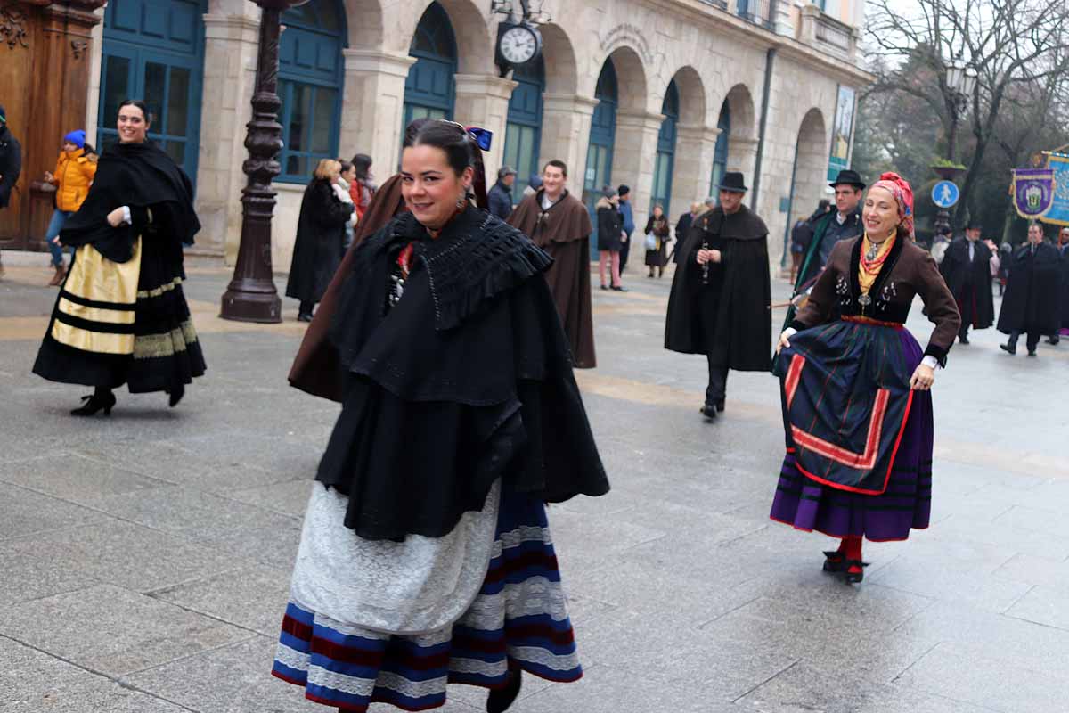 Fotos: La ciudadanía burgalesa desfila para honrar a su patrón San Lesmes Abad