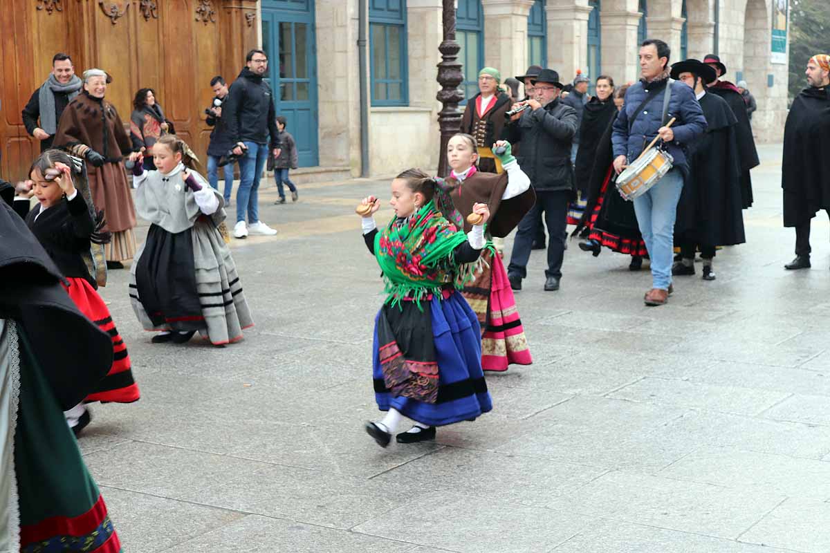 Fotos: La ciudadanía burgalesa desfila para honrar a su patrón San Lesmes Abad