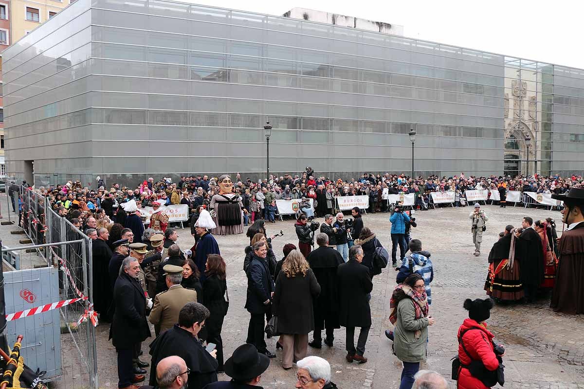 cientos de personas han participado este domingo en los diversos actos de la festividad de San Lesmes Abad | Capas castellanas, sayas de paño, panes, bailes y morcilla y chorizo como aliados contra el frío burgalés. 