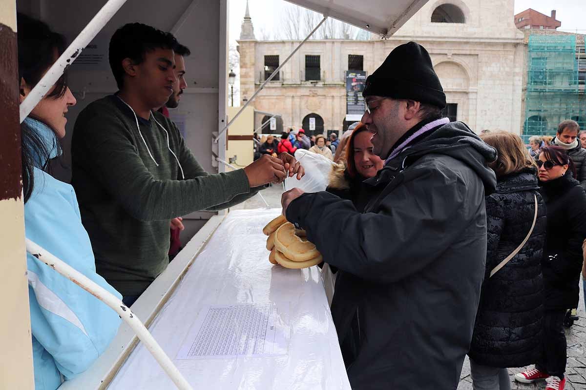 cientos de personas han participado este domingo en los diversos actos de la festividad de San Lesmes Abad | Capas castellanas, sayas de paño, panes, bailes y morcilla y chorizo como aliados contra el frío burgalés. 