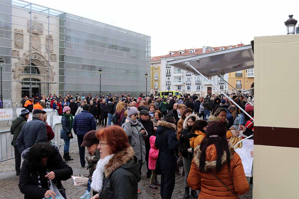 cientos de personas han participado este domingo en los diversos actos de la festividad de San Lesmes Abad | Capas castellanas, sayas de paño, panes, bailes y morcilla y chorizo como aliados contra el frío burgalés. 