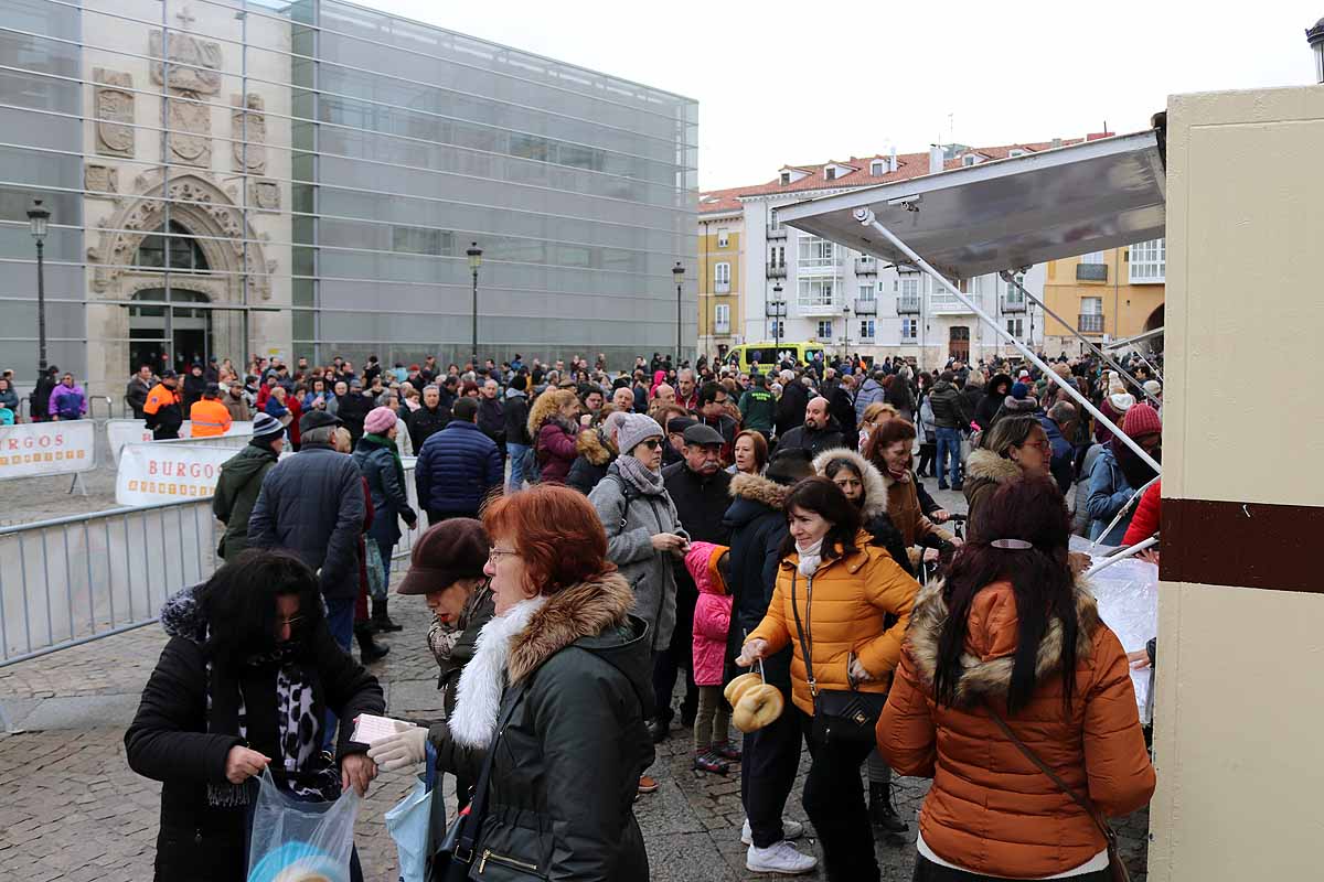 cientos de personas han participado este domingo en los diversos actos de la festividad de San Lesmes Abad | Capas castellanas, sayas de paño, panes, bailes y morcilla y chorizo como aliados contra el frío burgalés. 