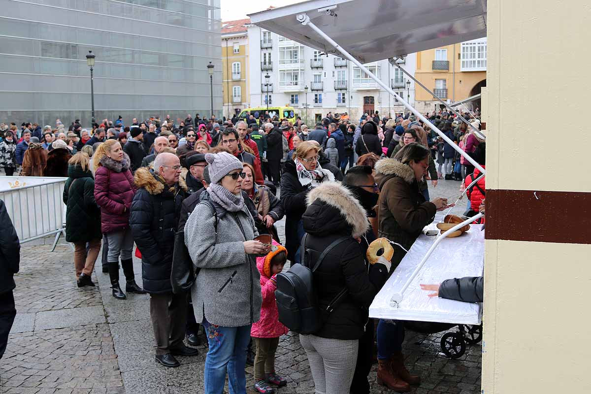 cientos de personas han participado este domingo en los diversos actos de la festividad de San Lesmes Abad | Capas castellanas, sayas de paño, panes, bailes y morcilla y chorizo como aliados contra el frío burgalés. 