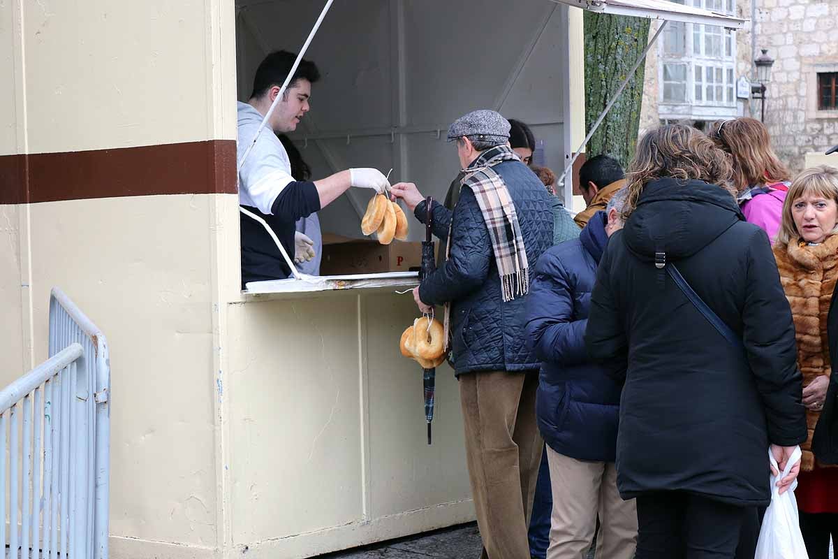 cientos de personas han participado este domingo en los diversos actos de la festividad de San Lesmes Abad | Capas castellanas, sayas de paño, panes, bailes y morcilla y chorizo como aliados contra el frío burgalés. 