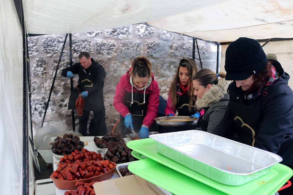 cientos de personas han participado este domingo en los diversos actos de la festividad de San Lesmes Abad | Capas castellanas, sayas de paño, panes, bailes y morcilla y chorizo como aliados contra el frío burgalés. 