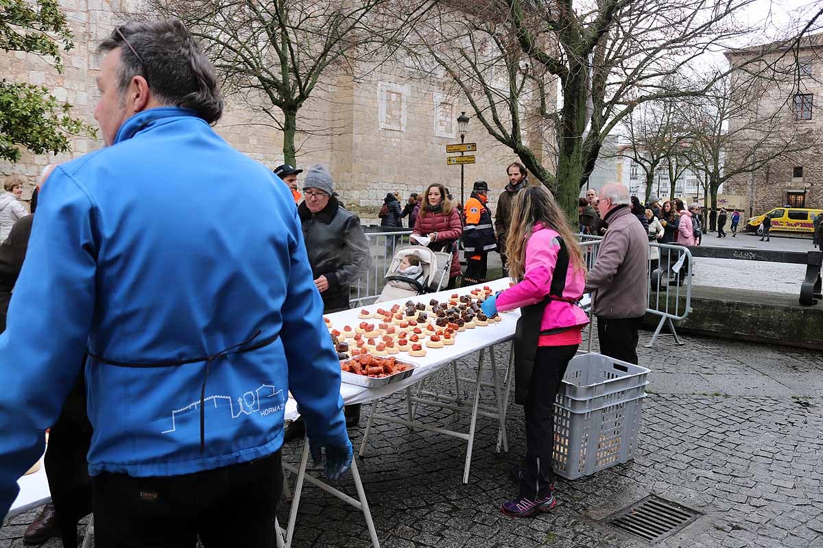 cientos de personas han participado este domingo en los diversos actos de la festividad de San Lesmes Abad | Capas castellanas, sayas de paño, panes, bailes y morcilla y chorizo como aliados contra el frío burgalés. 