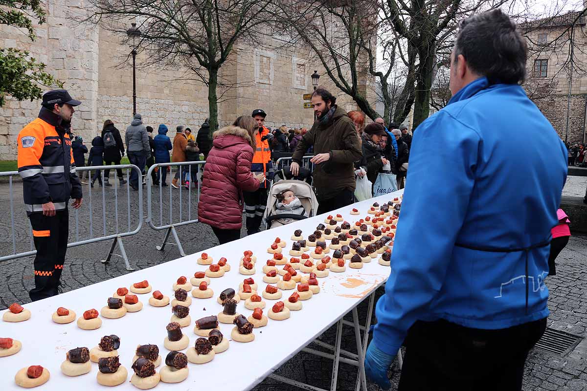 cientos de personas han participado este domingo en los diversos actos de la festividad de San Lesmes Abad | Capas castellanas, sayas de paño, panes, bailes y morcilla y chorizo como aliados contra el frío burgalés. 