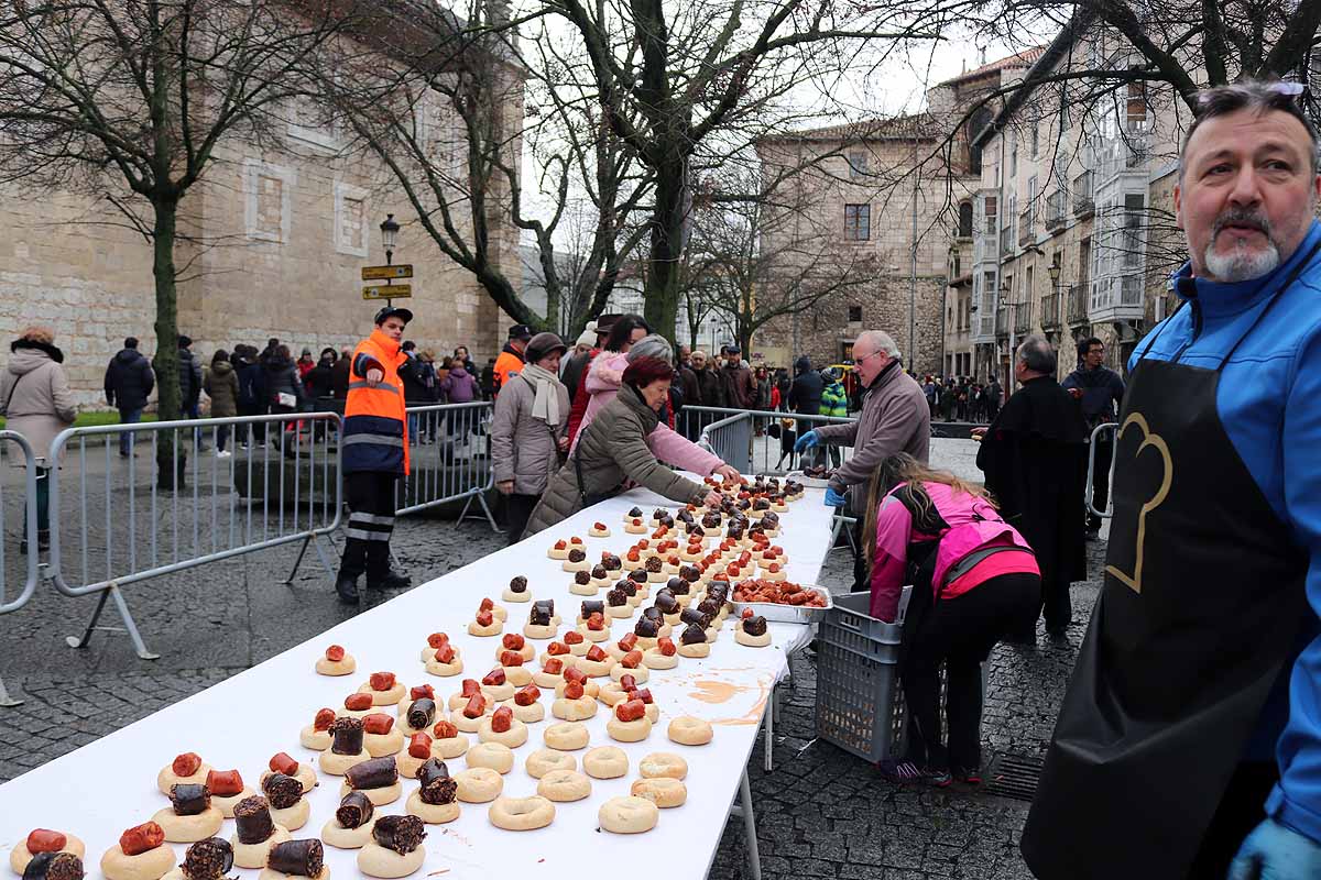 cientos de personas han participado este domingo en los diversos actos de la festividad de San Lesmes Abad | Capas castellanas, sayas de paño, panes, bailes y morcilla y chorizo como aliados contra el frío burgalés. 