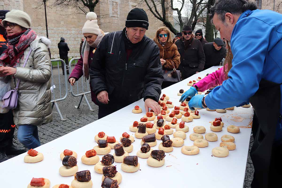 cientos de personas han participado este domingo en los diversos actos de la festividad de San Lesmes Abad | Capas castellanas, sayas de paño, panes, bailes y morcilla y chorizo como aliados contra el frío burgalés. 